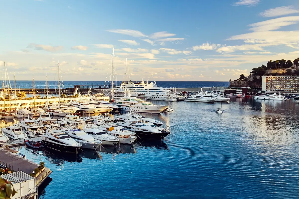 Voiliers amarrés dans une marina, reflets sur l'eau
