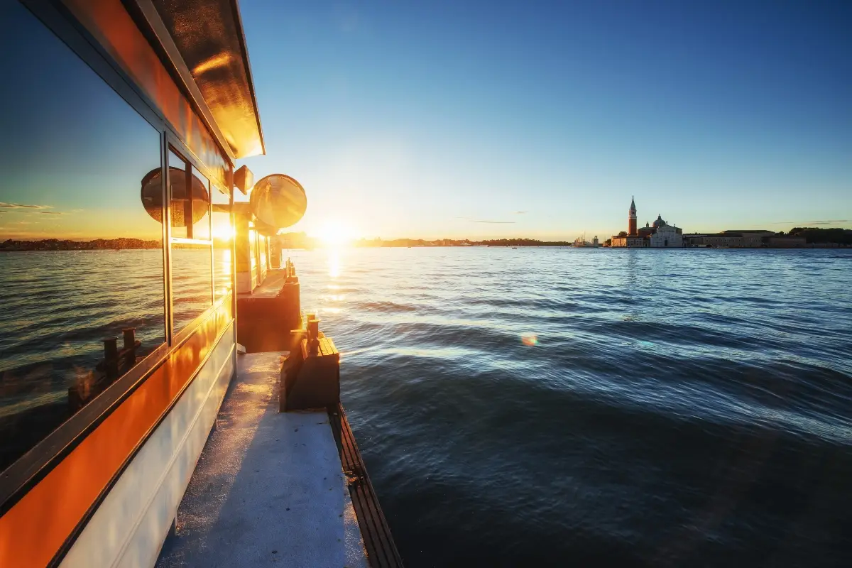 Coucher de soleil vu depuis la cabine d'un bateau