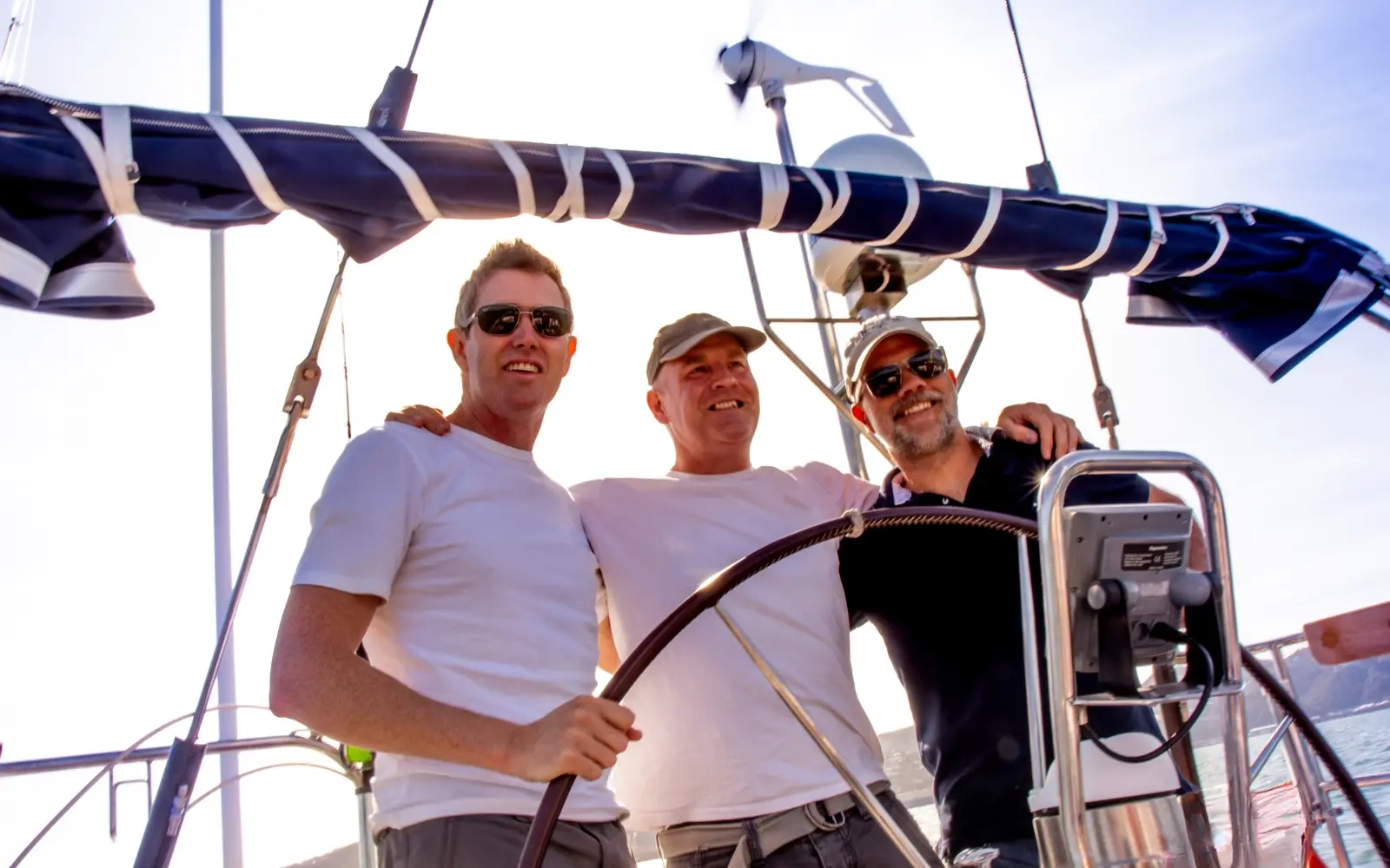 Propriétaires à la barre d'un voilier, en navigation